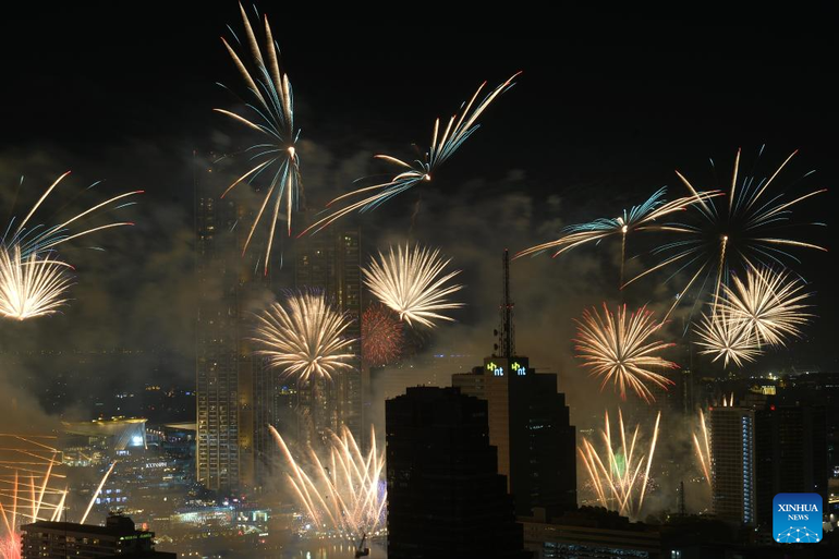 Đông đảo người dân Thái Lan đã chào đón năm 2025 với màn bắn phóa hoa trên sông Chao Phraya ở thủ đô Bangkok. Lễ countdown đón cũng được tổ chức tại Icon Siam - một trong những trung tâm thương mại lớn nhất Bangkok, thu hút đông đảo người dân và du khách cùng tham gia. Tại các khu vực khác ở thủ đô, người dân cũng có thể chiêm ngưỡng màn pháo hoa rực rỡ từ Hoàng Cung ở bên kia sông. (Ảnh: TÂN HOA XÃ)