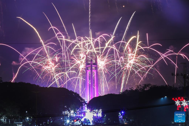 Bắn pháo hoa tại khu vực Vòng tròn Tưởng niệm ở thành phố Quezon, Philippines. (Ảnh: TÂN HOA XÃ)
