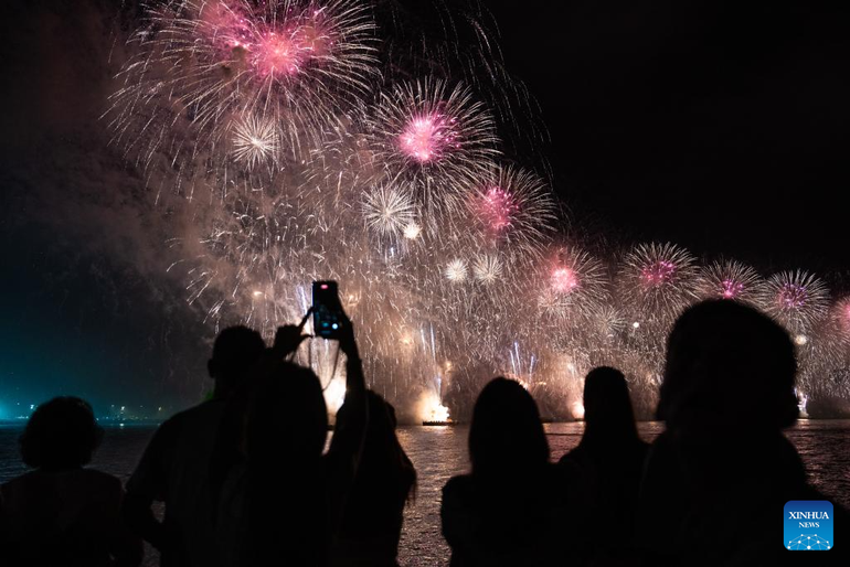 Ngắm những chùm pháo hoa rực rỡ trên bãi biển Copacabana, tại Rio de Janeiro, Brazil.