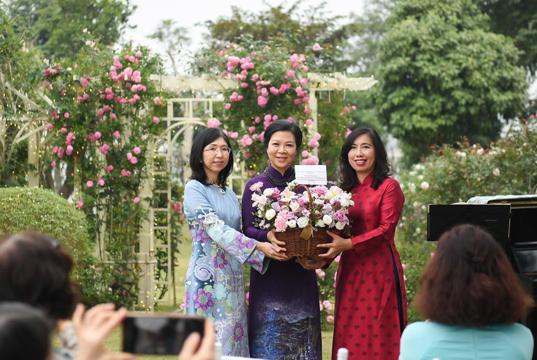 Bà Akiko Moriokam, Phu nhân Đại sứ Malaysia và Thứ trưởng Ngoại giao Lê Thị Thu Hằng tặng hoa bà Ngô Phương Ly, Phu nhân đồng chí Tổng Bí thư Tô Lâm. (Ảnh: Bộ Ngoại giao)