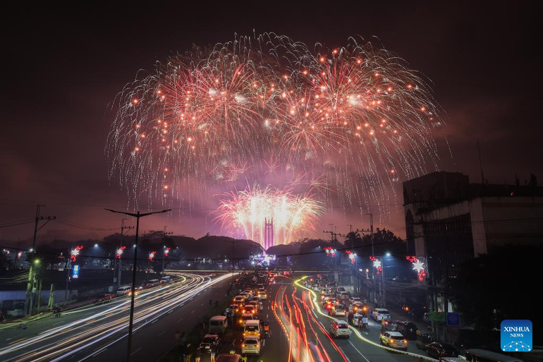 Thời khắc đón năm mới tại thành phố Quezon, Philippines. (Ảnh: TÂN HOA XÃ)