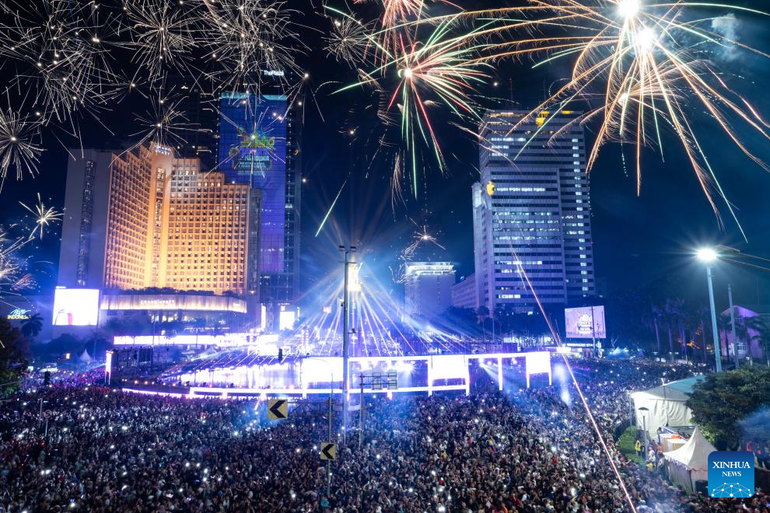 Hàng nghìn người đổ về khu vực trung tâm Jakarta, Indonesia, tối 31/12/2024, để tận hưởng không khí đêm cuối năm. (Ảnh: TÂN HOA XÃ)