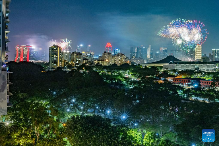 Màn trình diễn pháo hoa đón năm mới tại Singapore. (Ảnh: TÂN HOA XÃ)