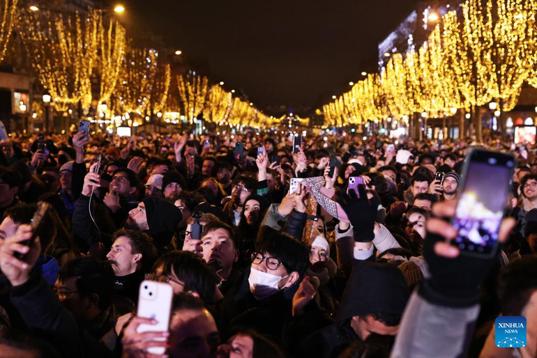 Không khí đón năm mới trên đại lộ Champs Elysees.