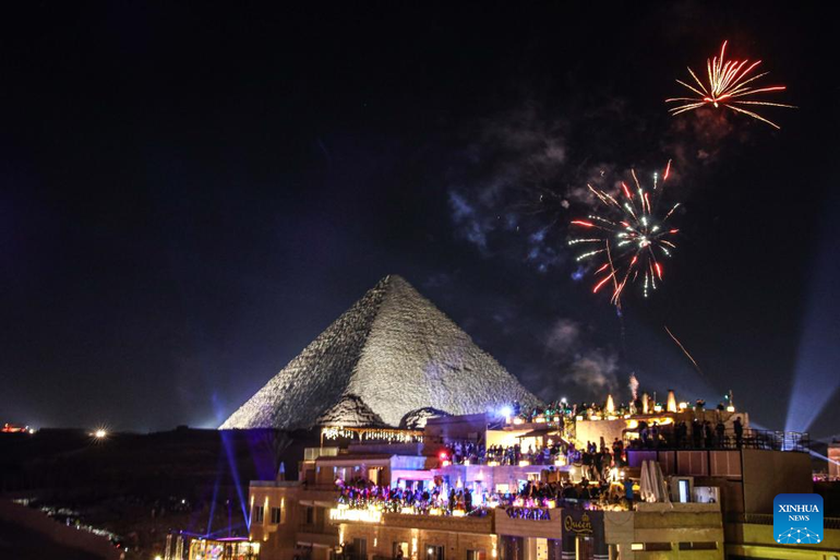 Màn trình diễn pháo hoa bắt đầu từ thời khắc giao thừa.