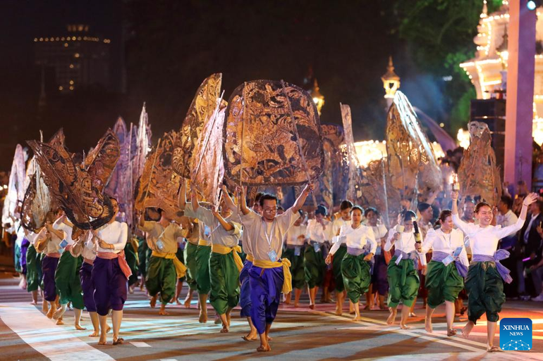 Diễu hành đón năm mới tại thủ đô Phnom Penh, Campuchia, ngày 31/12/2024. (Ảnh: TÂN HOA XÃ)