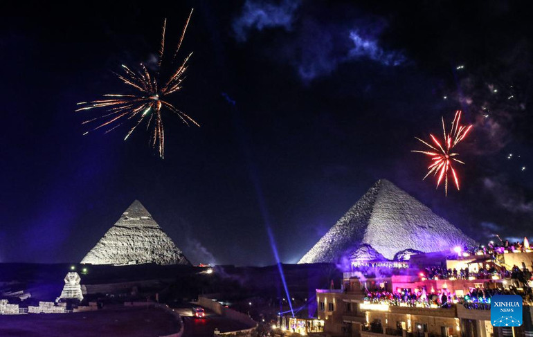 Nhiều du khách lựa chọn khu vực Kim tự tháp Giza tại Ai Cập để đón năm mới 2025.