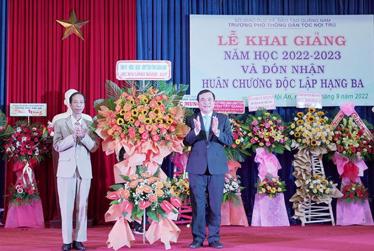 Bí thư Tỉnh ủy Phan Việt Cường tặng hoa chúc mừng giáo viên và học sinh Trường Trung học Phổ thông Dân tộc Nội trú tỉnh Quảng Nam.