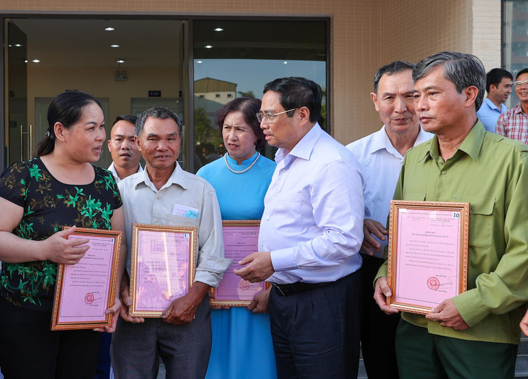 Thủ tướng gửi lời cảm ơn, tri ân đến các tổ chức và cá nhân vì sự tận tâm và trách nhiệm với gia đình của những người đã hy sinh vẻ vang cho Tổ quốc. (Ảnh: Trần Hải)