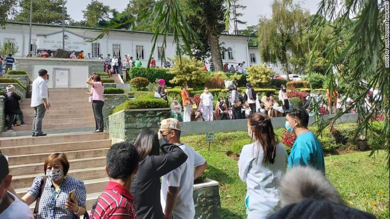 Người dân di dời khỏi các tòa nhà để đề phòng rủi ro. (Ảnh: Cơ quan Phòng vệ dân sự Philippines)