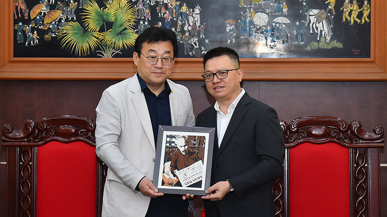 Đồng chí Lê Quốc Minh, Ủy viên Trung ương Đảng, Tổng Biên tập Báo Nhân Dân, Phó Trưởng Ban Tuyên giáo Trung ương, Chủ tịch Hội Nhà báo Việt Nam tiếp ông Park Jong Hyun, Chủ tịch Hội Nhà báo Hàn Quốc. (Ảnh: THỦY NGUYÊN)
