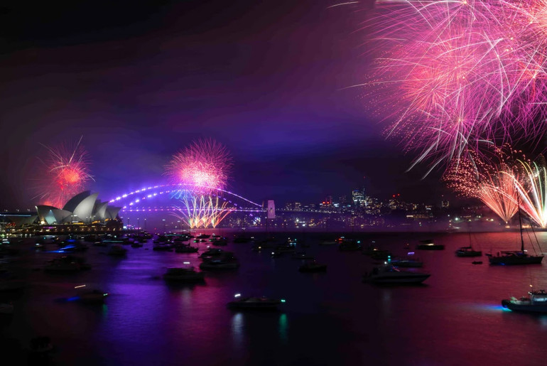 Toàn cảnh Cảng Sydney vào 9 giờ tối 31/12/2022.