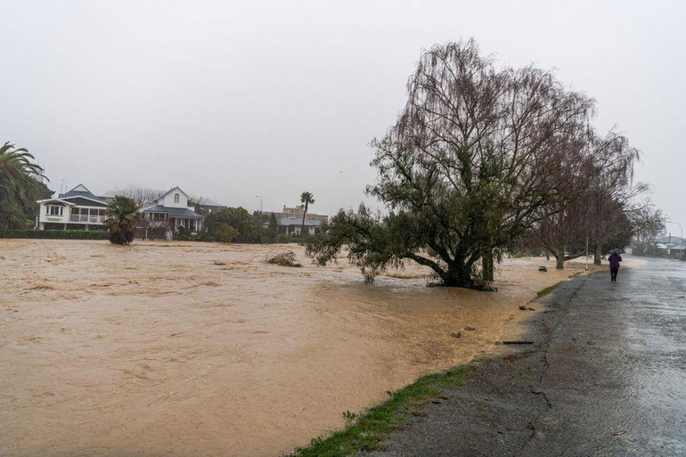 Nhà chức trách đã ban bố tình trạng khẩn cấp khi sông Maitai tràn bờ, gây ngập lụt nghiêm trọng tại Nelson, ngày 18/8.