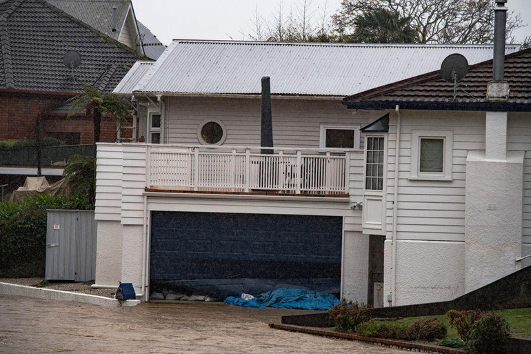 MetService, cơ quan khí tượng quốc gia New Zealand, cho biết cảnh báo đỏ về mưa to đã được cập nhật tại các thành phố Nelson, Buller và Westland ở South Island.