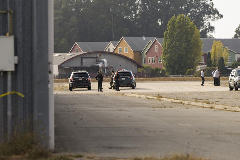 Lực lượng thực thi pháp luật làm việc tại hiện trường máy bay rơi. (Ảnh: AP)