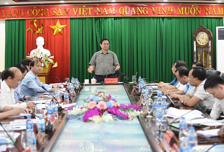 Thủ tướng Phạm Minh Chính làm việc với lãnh đạo Nhà máy Phân đạm Hà Bắc.