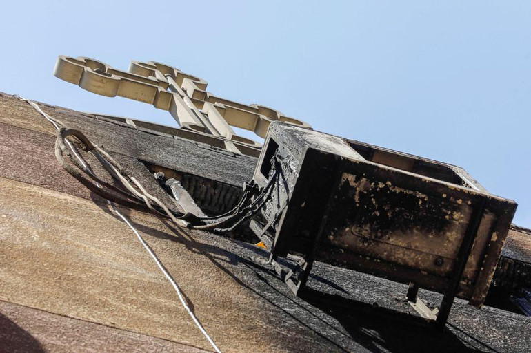 Nhà thờ Abu Sifin tại Imbaba, Gaza, bị hư hại sau đám cháy. Theo thông tin ban đầu, sự cố cháy nổ điện đã xảy ra khi 5.000 tín đồ đang dự lễ tại nhà thờ. (Ảnh: Reuters)