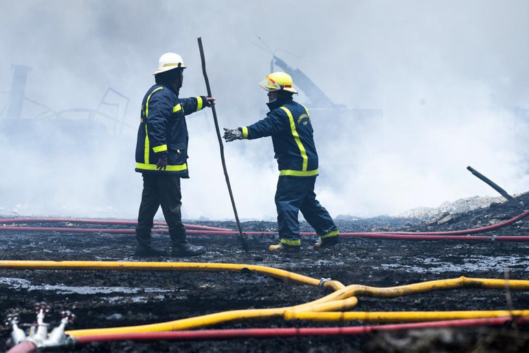 Cuối ngày 9/8, lực lượng cứu hỏa lần đầu tiên tiếp cận được hiện trường vụ cháy, sử dụng bọt chữa cháy và nước tại những phần vẫn còn đang cháy âm ỉ. (Ảnh: AP)