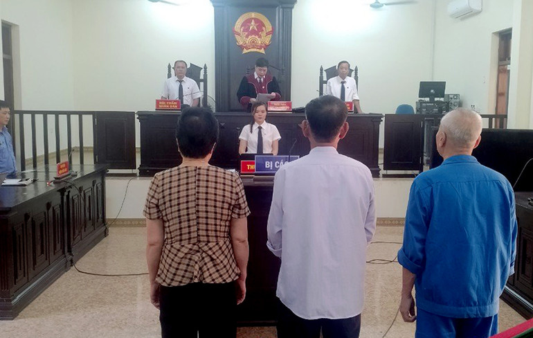 Các bị cáo trong phiên xử sơ thẩm.