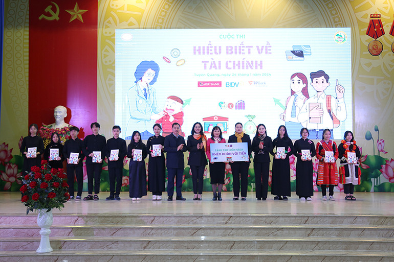 Ban tổ chức tặng 550 cuốn sách “Khéo khôn với tiền-Tránh những ưu phiền” cho Trường phổ thông Dân tộc nội trú THPT tỉnh Tuyên Quang.