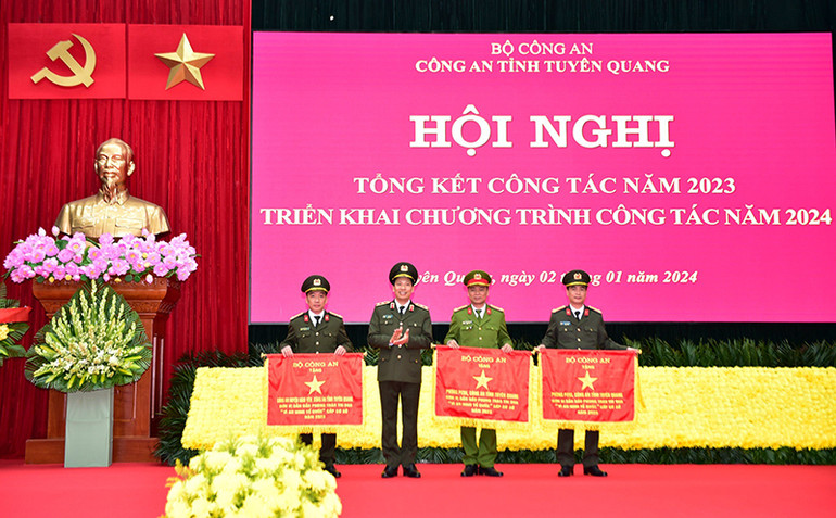 Thứ trưởng Công an Lê Văn Tuyến trao cờ thi đua của Bộ Công an cho các tập thể.