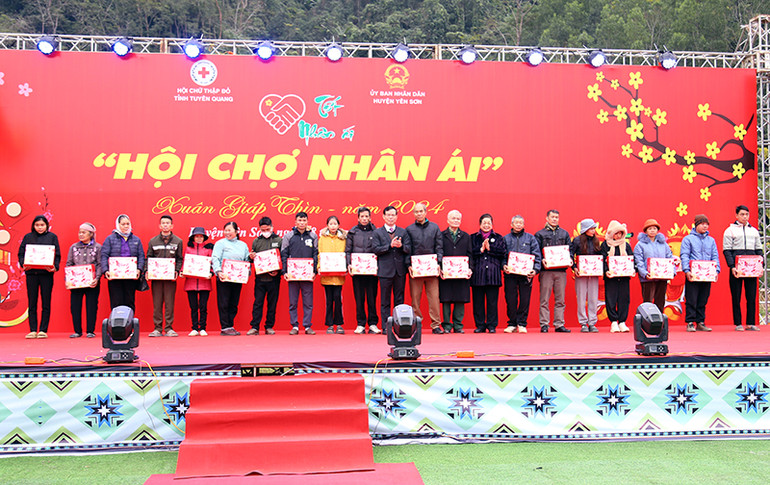 Đồng chí Hà Thị Khiết, nguyên Bí Thư Trung ương Đảng và đại biểu trao quà cho các gia đình được hỗ trợ làm "Nhà nhân ái".