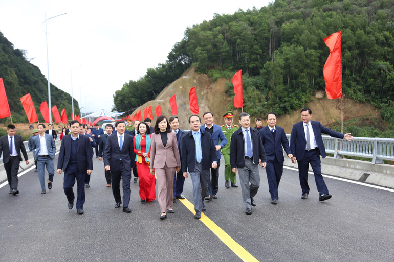 Các đại biểu tham quan cầu Bạch Xa.