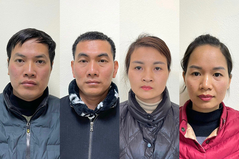 Từ trái qua phải là các bị can: Đạo, Hưng, Thanh và Lợi bị khởi tố về tội buôn bán hàng giả là phụ gia thực phẩm.