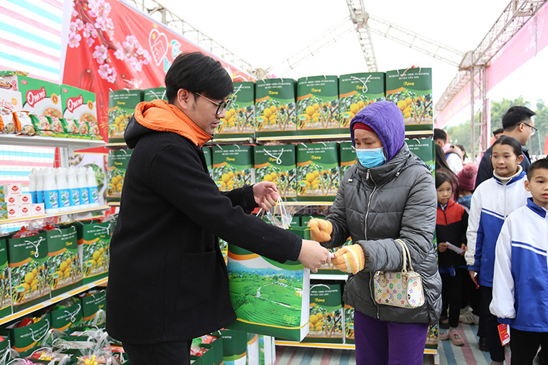 Người dân nhận nhu yếu phẩm Tết tại gian hàng 0 đồng.