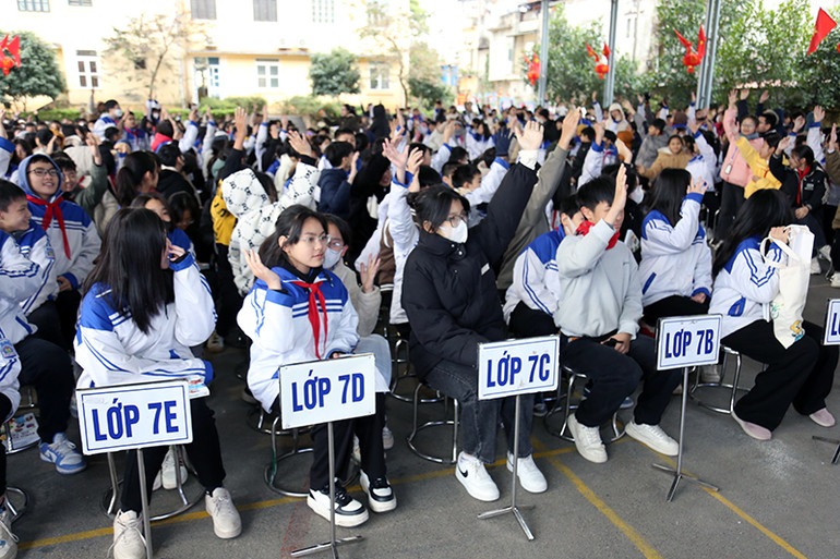 Các em học sinh Trường THCS Lê Quý Đôn hào hứng tham gia các trò chơi trong chương trình.