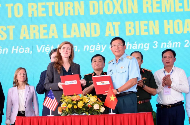Đại diện USAID và Quân chủng Phòng không-Không quân ký biên bản bàn giao.