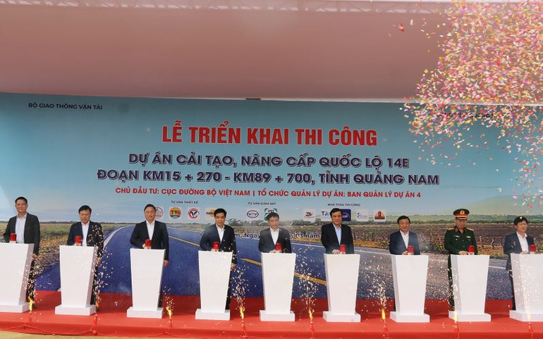 Các đại biểu bấm nút triển khai thi công Dự án cải tạo, nâng cấp quốc lộ 14E đoạn tỉnh Quảng Nam.