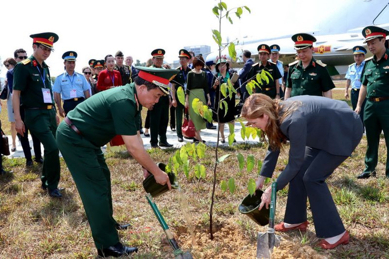 Đại diện Bộ Quốc phòng Việt Nam và USAID trồng cây xanh tại khu vực đã xử lý xong dioxin phía tây nam sân bay Biên Hòa.