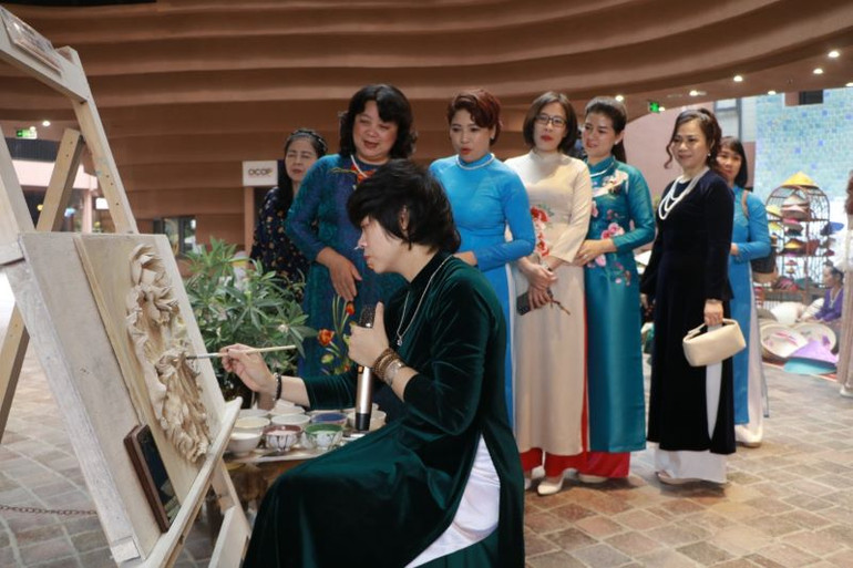 Nữ nghệ nhân trình diễn sản phẩm làng nghề tại chương trình.