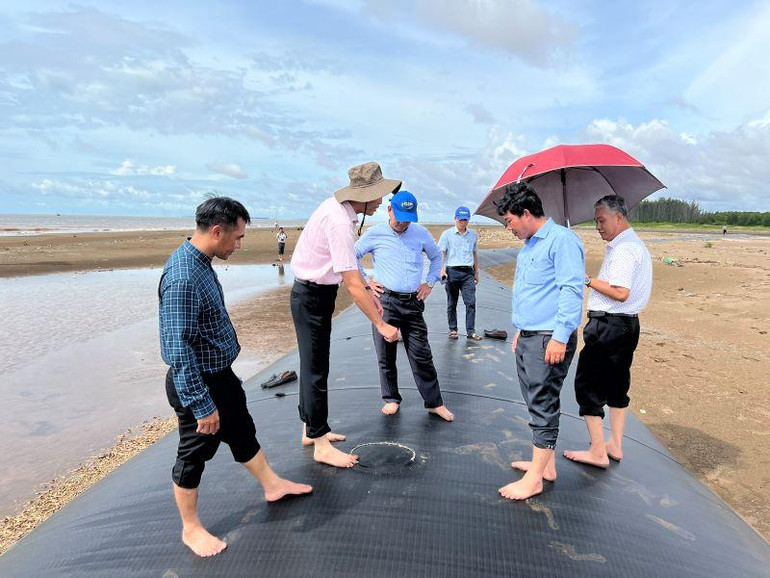 Cơ quan chức năng khảo sát kè mềm bằng túi vải để giảm sóng, bảo vệ bờ biển.