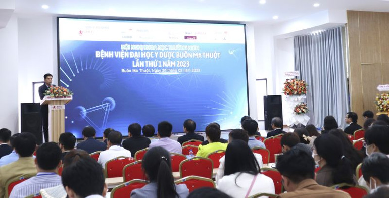 Các đại biểu dự Hội nghị khoa học thường niên lần thứ 1 năm 2023 Bệnh viện Đại học Y Dược Buôn Ma Thuột.