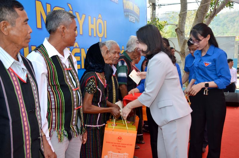 Quyền Chủ tịch nước Võ Thị Ánh Xuân tặng quà cho các già làng, trưởng bản xã Đông Tiến, huyện Hàm Thuận Bắc, tỉnh Bình Thuận.