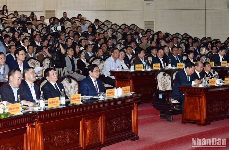 Thủ tướng Phạm Minh Chính và các đại biểu tham dự Hội nghị xúc tiến đầu tư tỉnh Hòa Bình.