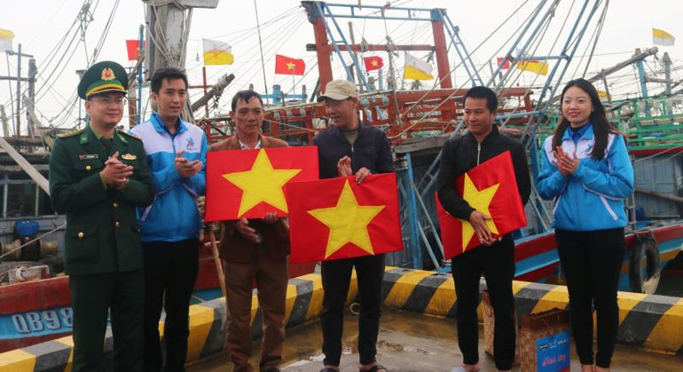 Tỉnh Đoàn Quảng Bình quà cho ngư dân có hoàn cảnh khó khăn và tặng cờ Tổ quốc cho ngư dân.
