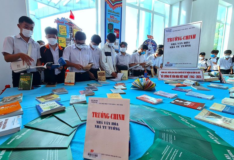 Đông đảo cán bộ, học sinh đến tìm hiểu, tham quan khu trưng bày hình ảnh, hiện vật, tư liệu và sách trưng bày tại triển lãm tại Cà Mau.