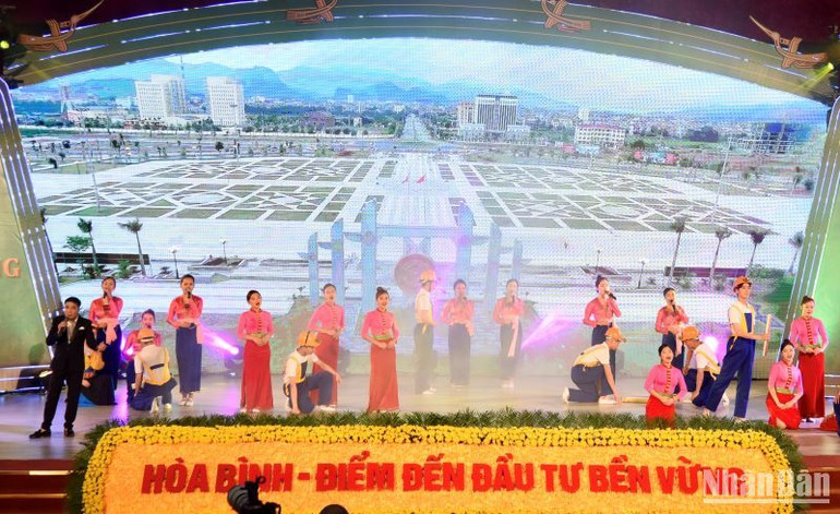 Chương trình nghệ thuật mở đầu hội nghị.