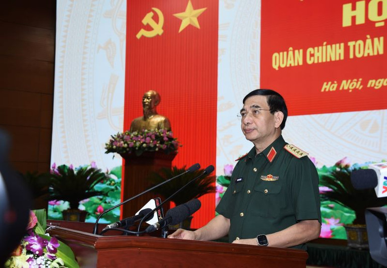 Đại tướng Phan Văn Giang, Ủy viên Bộ Chính trị, Phó Bí thư Quân ủy Trung ương, Bộ trưởng Quốc phòng phát biểu ý kiến tại Hội nghị. (Ảnh: TRẦN HẢI)