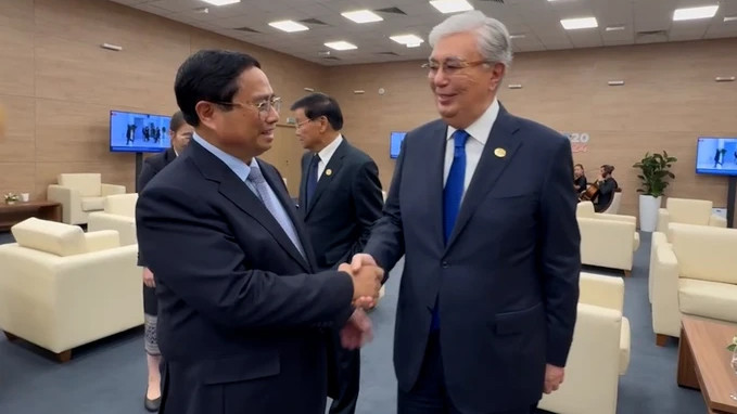 Tối 23/10/2024, theo giờ địa phương, trong khuôn khổ các hoạt động tham dự Hội nghị thượng đỉnh các Nhà lãnh đạo BRICS mở rộng tại Liên bang Nga, Thủ tướng Chính phủ Phạm Minh Chính đã gặp ngắn Tổng thống Kazakhstan Kassym-Jomart Tokayev. (Ảnh: VGP)