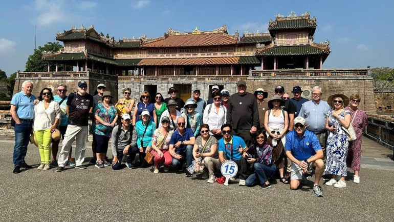 Khách du lịch từ tàu Celebrity Millennium tham quan Kinh thành Huế. Khách du lịch từ tàu Celebrity Millennium tham quan Kinh thành Huế.