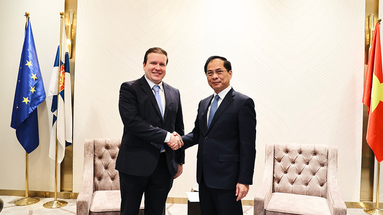 Phó Thủ tướng, Bộ trưởng Ngoại giao Bùi Thanh Sơn tiếp Bộ trưởng Ngoại thương và Phát triển Phần Lan Ville Tapani Tavio. (Ảnh: Bộ Ngoại giao Việt Nam)