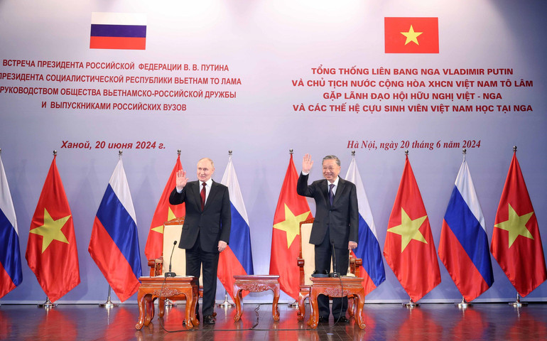 Chủ tịch nước Tô Lâm và Tổng thống Liên bang Nga Vladimir Putin dự buổi gặp lãnh đạo Hội Hữu nghị Việt-Nga và các thế hệ cựu sinh viên Việt Nam học tại Nga, ngày 20/6/2024. (Ảnh: TTXVN)