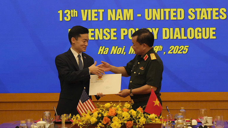 Thượng tướng Hoàng Xuân Chiến trao thư của Bộ trưởng Quốc phòng Việt Nam gửi Bộ trưởng Quốc phòng Hoa Kỳ. (Ảnh: NINH CƠ) Thượng tướng Hoàng Xuân Chiến trao thư của Bộ trưởng Quốc phòng Việt Nam gửi Bộ trưởng Quốc phòng Hoa Kỳ. (Ảnh: NINH CƠ)