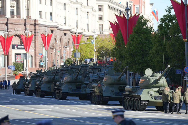 Vũ khí, khí tài quân sự tập kết tại đường Tver chuẩn bị tham gia duyệt binh trên Quảng trường Đỏ. Vũ khí, khí tài quân sự tập kết tại đường Tver chuẩn bị tham gia duyệt binh trên Quảng trường Đỏ.