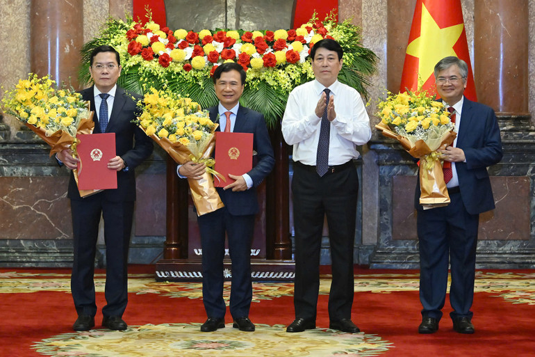 Chủ tịch nước Lương Cường trao quyết định và tặng hoa chúc mừng ba đồng chí được bổ nhiệm. (Ảnh: THỦY NGUYÊN) Chủ tịch nước Lương Cường trao quyết định và tặng hoa chúc mừng ba đồng chí được bổ nhiệm. (Ảnh: THỦY NGUYÊN)
