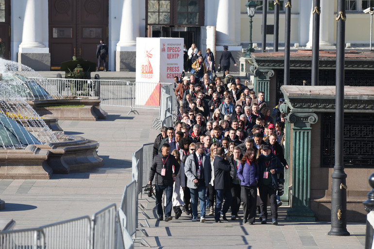 Phóng viên các nước di chuyển vào khu vực Quảng trường Đỏ. Phóng viên các nước di chuyển vào khu vực Quảng trường Đỏ.